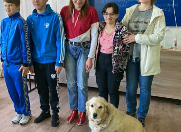 Собаководы из алтайского клуба "Альфа" познакомили семьи, которые растят детей с особенностями, с хвостатыми терапевтами