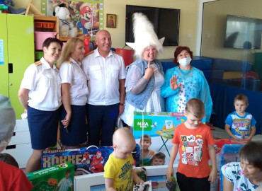 В День защиты детей алтайские волонтеры устроили праздник для маленьких пациентов онкогематологии
