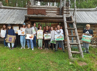 Во Владимирской области подростки рисуют архитектуру 19 века и предметы крестьянского быта на пленэрах под открытым небом