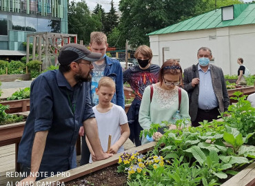 Москвичи с детьми-инвалидами посетили уникальный тактильный сад в Аптекарском огороде