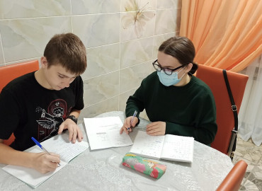 Волонтёры-репетиторы из Петербурга помогают детям, попавшим в трудную жизненную ситуацию, справиться со школьной программой