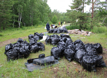 Волонтеры собрали 730 мешков с мусором у самого северного поселка Онгурёна на берегу Байкала