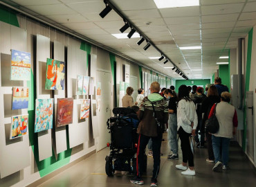 В Первоуральске проходит уникальная выставка работ художников с ментальной инвалидностью