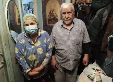 Челябинские волонтеры передают гуманитарную помощь пожилым и проводят консультации по телефону горячей линии для людей с инвалидностью