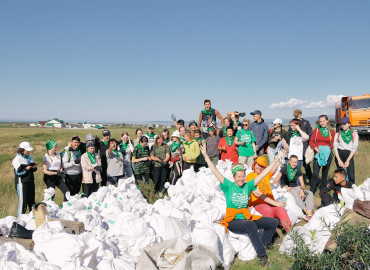Эко-волонтеры Бурятии и Иркутска собрали 255 мешков мусора в прибрежных посёлках на Байкале