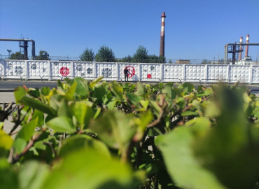 В Чусовом волонтеры превратили 126 метров заводского забора в арт-объект