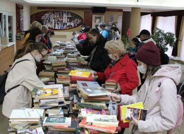 Эко-волонтеры из Азова проводят акции по обмену книгами, а на собранные средства помогают бездомным животным