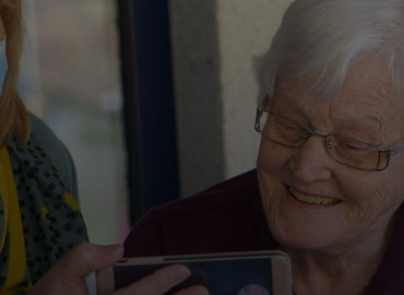 «Заботливая связь»: в Москве волонтеры научат бабушек и дедушек пользоваться смартфонами