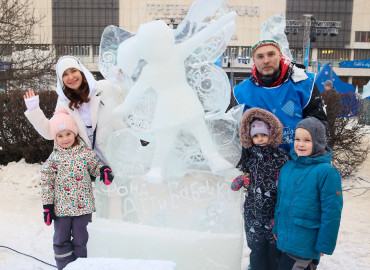 Дети с редкими генетическими заболеваниями кожи вместе с актрисой Екатериной Климовой создали ледяную скульпутуру в парке искусств «Музеон»