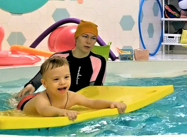 В Липецке прошли праздничные заплывы в бассейне для детей с инвалидностью