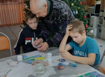 Бумеранг добра: в Нижнем Новгороде воспитанники детских домов смастерили новогодние игрушки для одиноких бабушек и дедушек