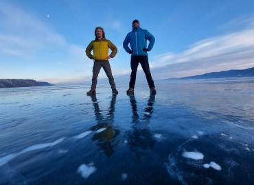 За день преодолевать 48 километров и ночевать на льду в палатке: спортсмены отправились в экстремальное путешествие по Байкалу в поддержку омского хосписа