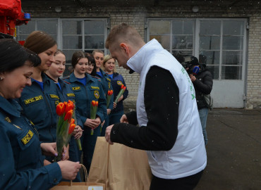 Ребята из Российского союза сельской молодежи передали подарки женщинам в ДНР в честь 8 марта