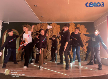 Школа КВН: амурских подростков учат актерскому мастерству и помогают доработать юмористические сценарии для выступления на сцене