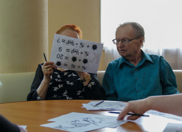Нейрофитнес для бабушек: как в Челябинске пожилым помогают предотвратить деменцию