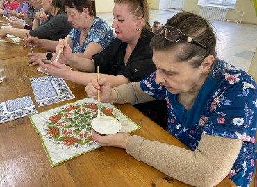 В Липецкой области для проживающих в пунктах временного размещения проводят творческие мастерские рукоделия