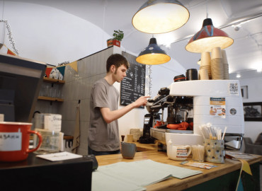«За два месяца научился варить почти все виды кофе»: бариста Стёпа Ванин рассказал о своей работе в инклюзивном кафе