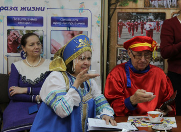 Амурские пенсионеры научились читать по-китайски, выучили песни и провели русскую чайную церемонию для гостей из Китая