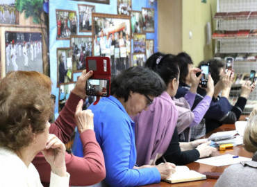 Как сделать хороший кадр: в Благовещенске организуют уроки в медиашколе для волонтеров серебряного возраста