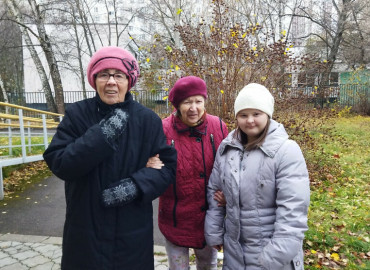 «Инклюзия работает в обе стороны»: как люди с синдромом Дауна работают в московских пансионатах для пожилых людей