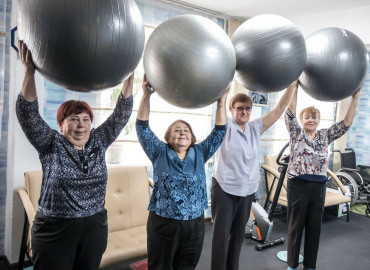 Йога на фитболе для бабушки Оли: в Саяногорске для пожилых и людей с инвалидностью проводят еженедельные занятия по йоге с мячом