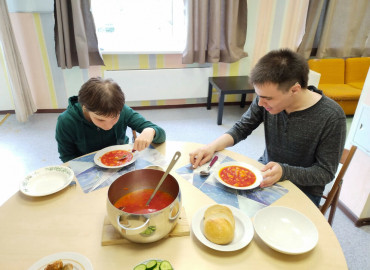 В тренировочных квартирах технологического колледжа Москвы молодых людей с особенностями развития обучают самостоятельности