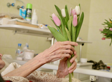 Моменты радости, которые так важны: омские волонтеры организовали праздник в паллиативных стационарах и подарили 700 тюльпанов женщинам