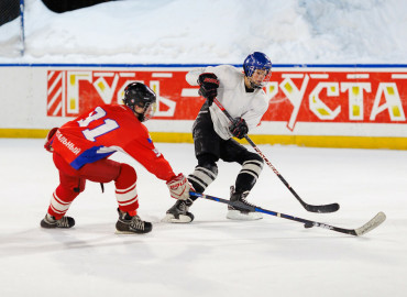 Мальчишек из Гусь-Хрустального научили уверенно кататься на коньках и играть в хоккей