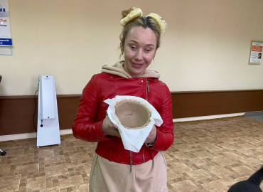 В Калининграде незрячие учатся лепить из глины на ощупь и создают собственные гончарные творения