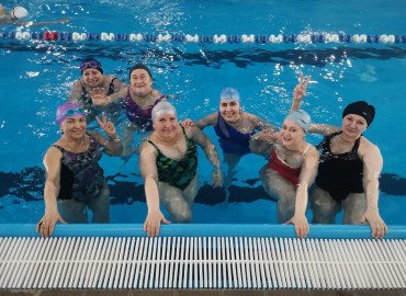 В Оренбурге прошли первые соревнования по плаванию среди женщин с онкологией