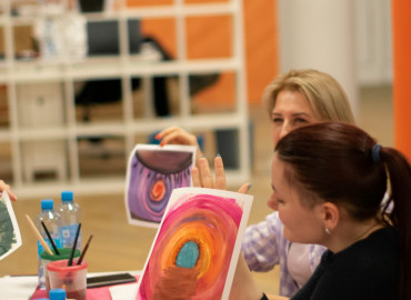 Делать добро с помощью творчества: проект «Битва художников» учит арт-волонтеров проводить мастер-классы для ребят из детских домов и хосписов
