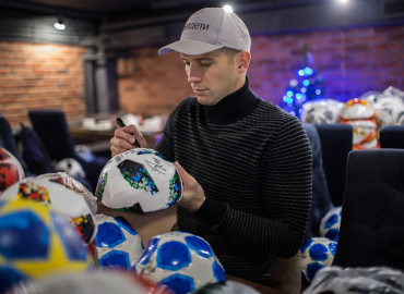 #ЩедрыйВторник: радио «Зенит» разыграет мячи с автографами известных футболистов, а собранные средства направит на реабилитацию и помощь детям