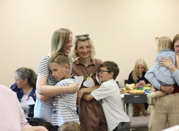 Общественники из Барнаула приглашают будущих приемных родителей и семьи на арт-терапию, консультации с психологом и обучения