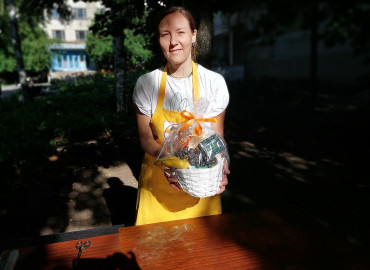 О семье, любви и верности в бомбоубежище: волонтеры "Пищи Жизни" поздравили семейные пары на Донбассе