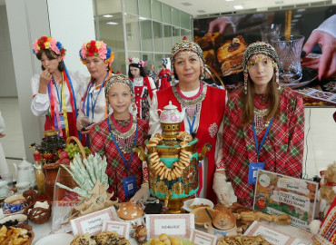 Праздник культур и традиций: воспитанники детских домов угостили национальными блюдами гостей форума "Сообщество" в Казани