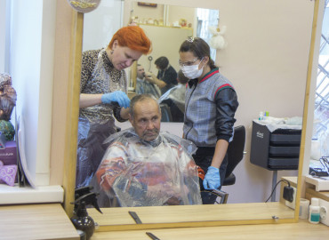 Известный в Уфе стилист открыла первую в России парикмахерскую для бездомных и учит волонтеров делать модные стрижки