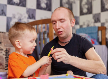 «У всех дети, как дети, а ты?»: как в Санкт-Петербурге родителей учат... родительству
