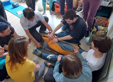 «Собираемся и делаем переломы»: инструкторы-добровольцы из Москвы бесплатно учат жителей регионов оказывать первую помощь