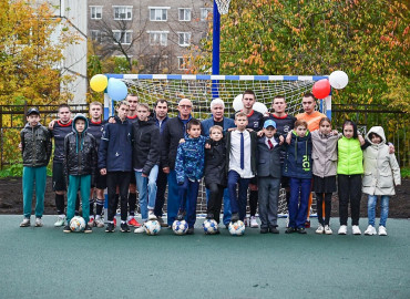 Легендарный полузащитник Евгений Ловчев сыграл в футбол с детьми из школы-интерната в Уфе