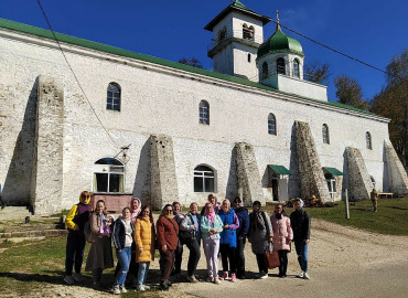 «Мама работает»: для краснодарских женщин организовали туристическую поездку в высокогорный монастырь