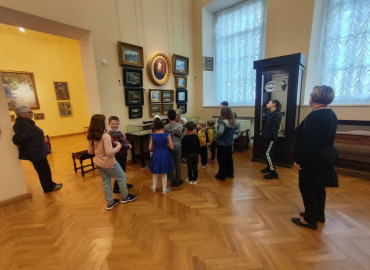 В Саратове для семей беженцев организовали экскурсию в музей и провели мастер-класс по живописи