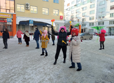 Танцевальный флешмоб и клоуны на автовышке: волонтеры подарили праздник онкобольным детям в Челябинске