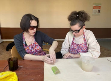Лепим на ощупь: в Калининграде организовали занятия по созданию глиняных изделий для людей с нарушениями зрения
