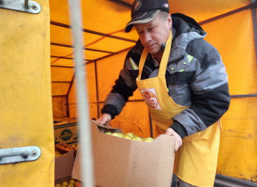 Волонтеры «Пищи жизни» передали тонну фруктов для семей с детьми, эвакуированных из ДНР и ЛНР