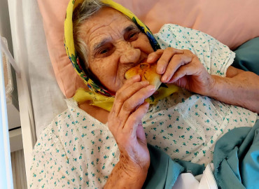 Добровольцы "Пищи Жизни" угостили пирогами бабушек, живущих в домах престарелых