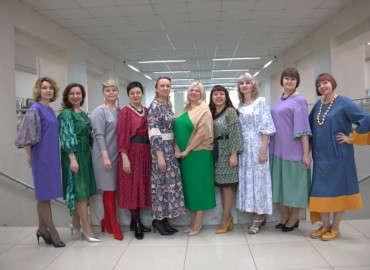 «Уральские самоцветы»: во Владимире представили выставку педагогов-художников и модное дефиле