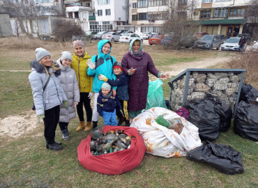 «Пусть растут деревья, а не свалки»: как мама троих детей из Севастополя запустила эко-проект, объединивший весь город