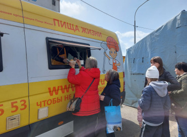 В Ростовской области волонтеры развернули две автокухни, чтобы кормить беженцев из ЛНР И ДНР горячими обедами