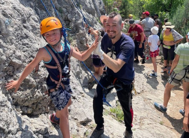"Доступные горы": в Севастополе для особенных детей провели мастер-класс по скалолазанию