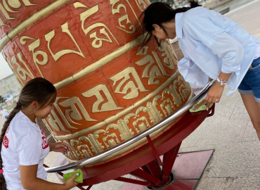 Молодежные активисты провели генеральную уборку буддистской святыни в Туве
